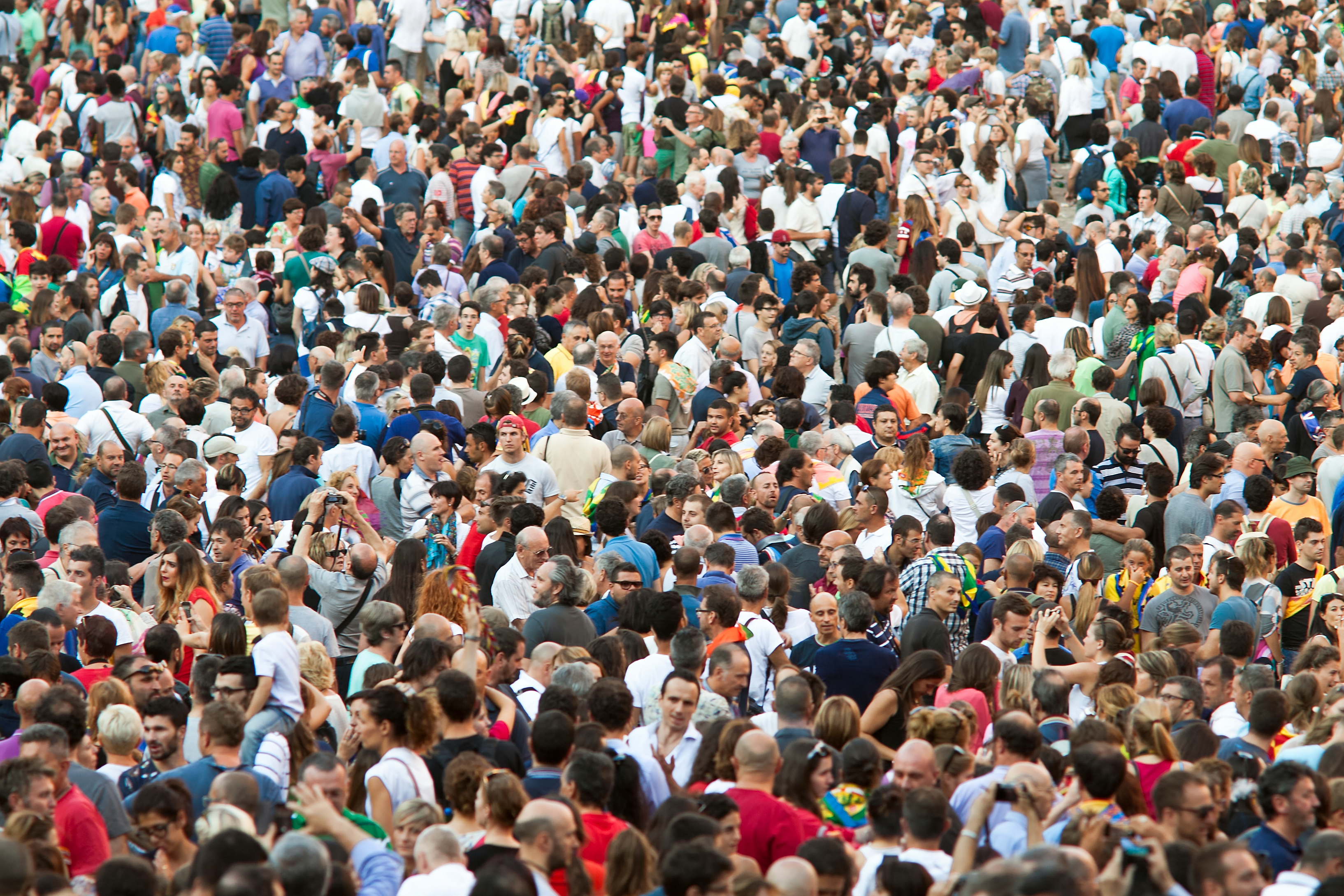 Основная масса людей проживает. Много людей. Много людей в городе. Большое скопление людей. Человек толпы.